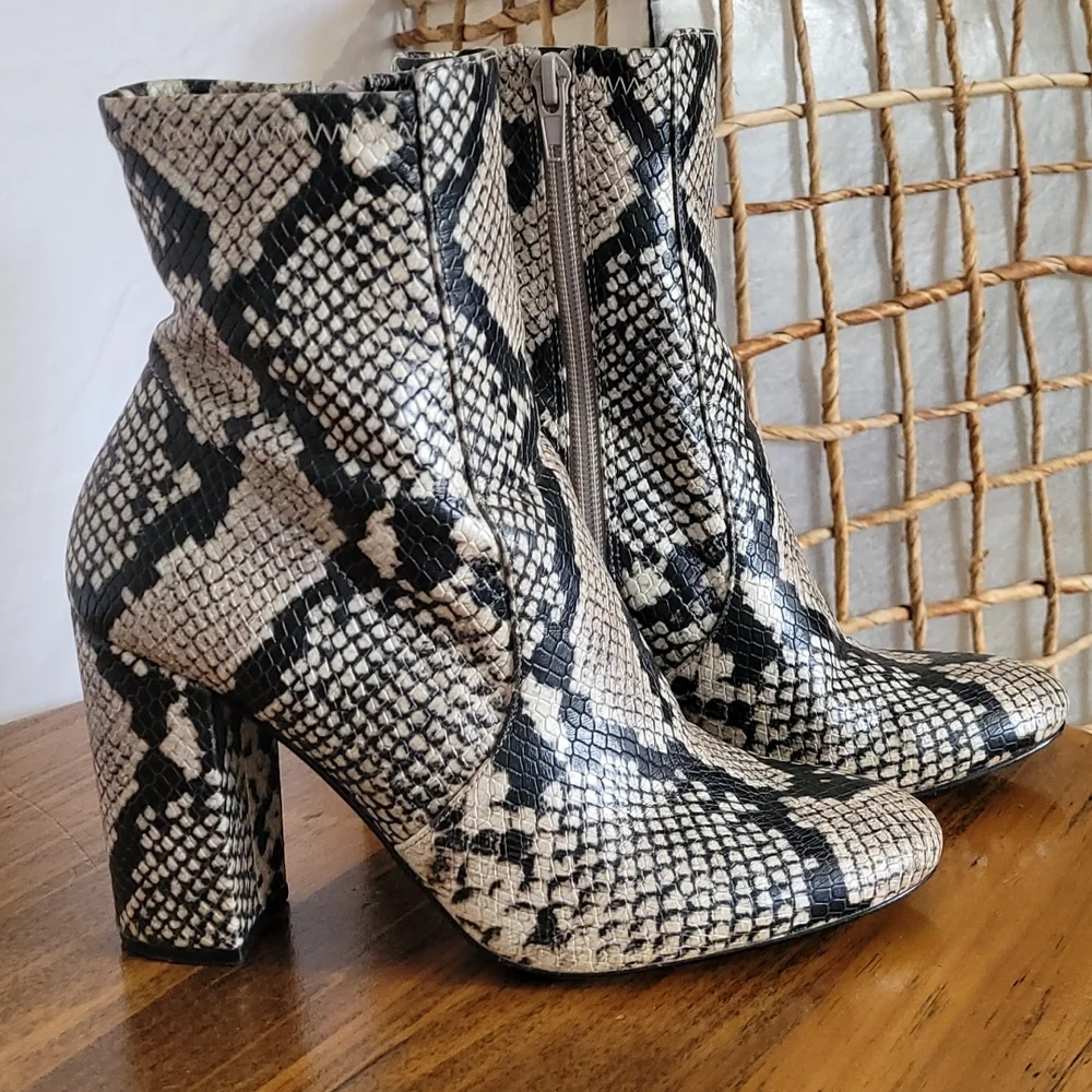 Snake skin size 6.5 boot. Zipper on the inside of boot. No nicks no scuffs. - Picture 6 of 8